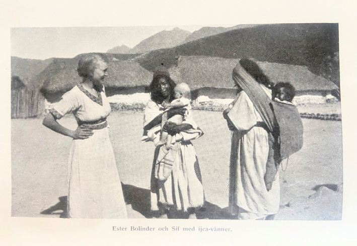 Figura 1. Ester Bolinder y Sif con amigos Ijca. Fuente: fotografía tomada de Det tropiska snöfjällets indianer (p. 4) de G. Bolinder, 1916, Bonniers Boktryckeri.