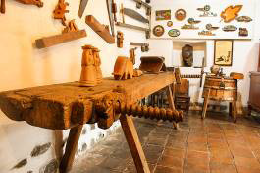 Figura 2. Un aspecto de la sala dedicada a la talla en madera (2012, archivo personal del autor).&nbsp;