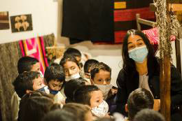 Figura 13. Sonia Patiño durante una visita guiada con un grupo de niños en el marco del proyecto Taller Imaginar para Sorprendernos: Escribir para la Infancia, apoyado por el Programa Nacional de Concertación Cultural del Ministerio de Cultura durante la Pandemia de COVID-19 durante 2021 (cortesía Casona Taminango).