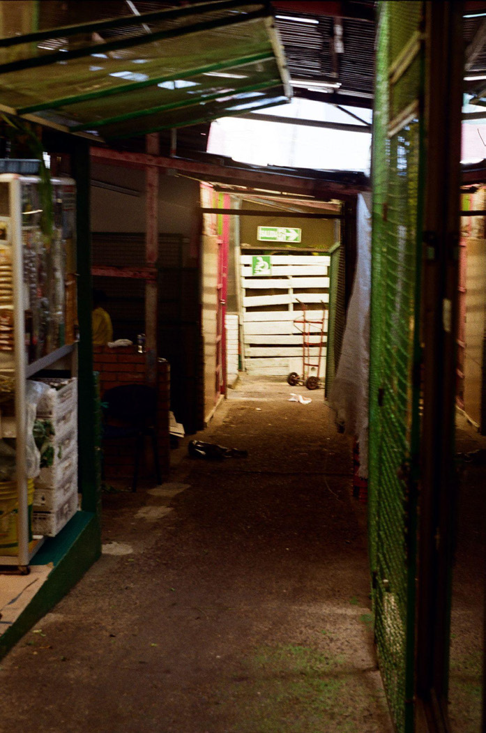 Figura 19. Pasillo vacío de la plaza La Perseverancia debido al abandono de los comerciantes por los locales de comida. Fuente: Angell Sue Valencia (2024).