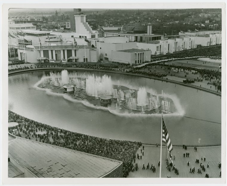 Figura 3. Laguna de las Naciones: fuentes y multitud. Fuente: División de Manuscritos y Archivos, Biblioteca Pública de Nueva York, 1935-1945. (https://n9.cl/hfba4). CC BY-NC-ND 4.0.