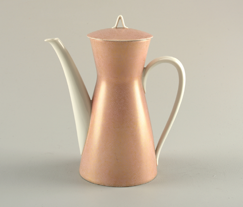 Figura 6. Cafetera modelo 2000 y tapa, 1954; Diseñado por Raymond Loewy (estadounidense, n. Francia, 1893–1986); Alemania; porcelana esmaltada y dorada; Al x An x Pr: 26 x 22,5 x 12,5 cm (10 1/4 x 8 7/8 x 4 15/16 in).Fuente: Donación
                        de P. Walter; 2006-11-1-a, b. http://cprhw.tt/o/2DSde/. CC BY-NC-ND 4.0.