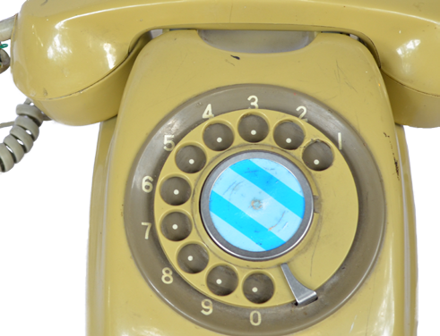 Figura 9. Teléfono, modelo 302, ca. 1937. Diseñado por Henry Dreyfuss para Bell Telephone Company, fabricado por Western Electric Manufacturing Company. Fuente: Museo del Fondo de Adquisición de la Asociación de Artes Decorativas,
                        1994-73-2. (https://n9.cl/igd2). CC BY-NC-ND 4.0.
