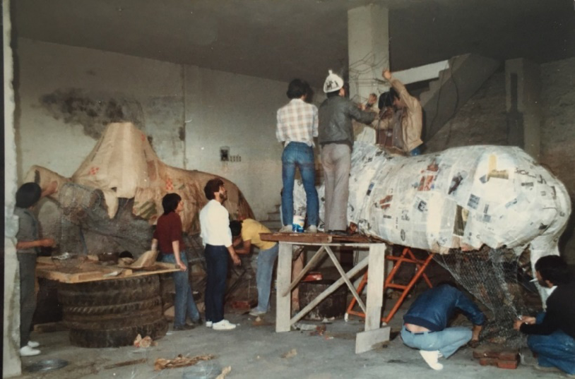 Figura 1. Yeni, estudiante de secundaria trabajando en el taller del maestro Álvaro Charfuelán (2018).