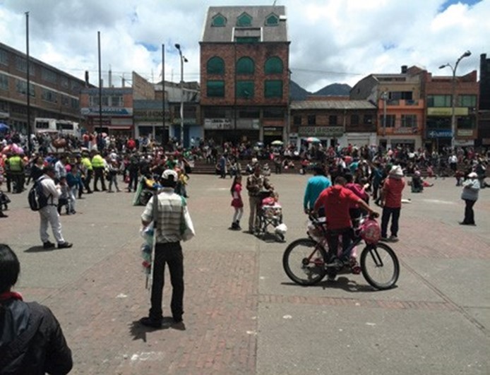 Un grupo de personas en bicicleta en la calle

Descripción generada automáticamente