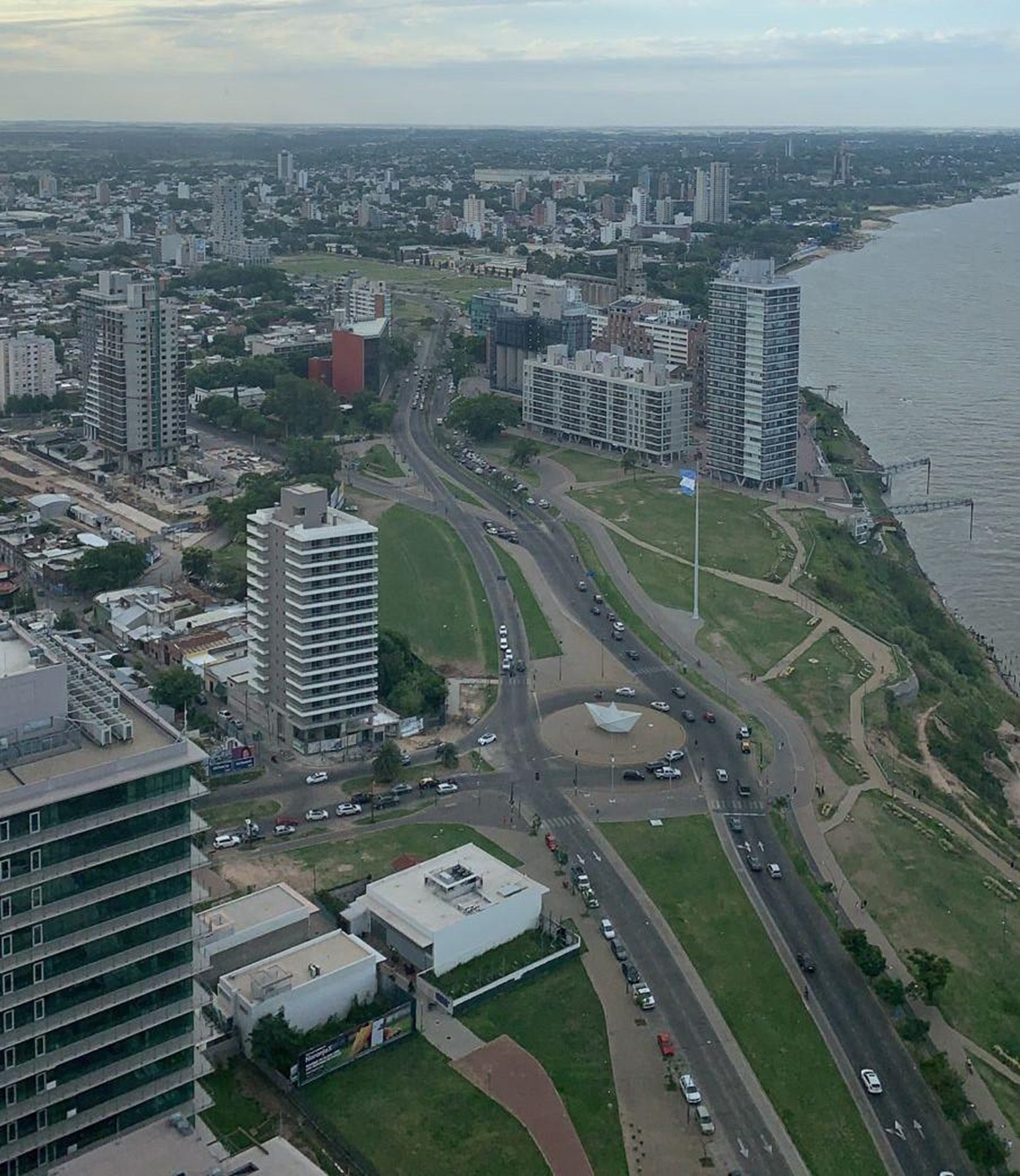 Vista aérea de una ciudad

Descripción generada automáticamente